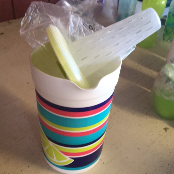 Tupperware pitcher - Picture 2 of 4